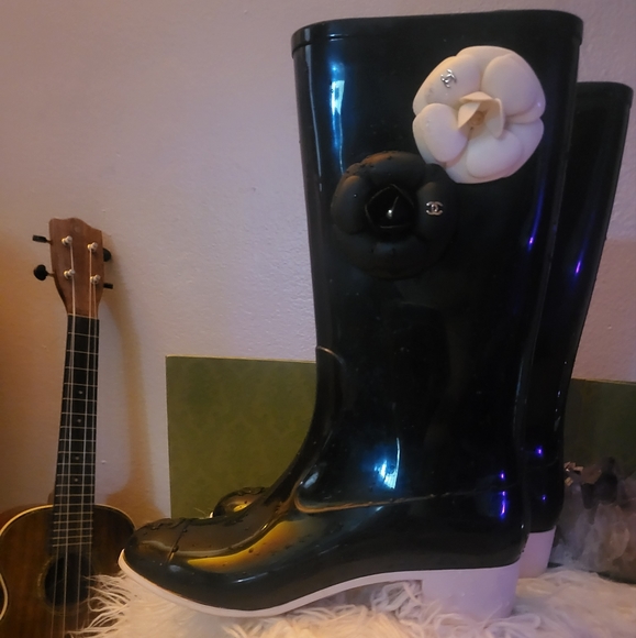 Gorgeous Chanel Rain Boots 7 - Picture 2 of 6